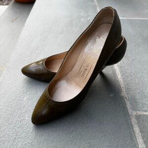 Bruno Magli Olive Leather Heels Classic Pumps Career Women's Shoes - Size 8 B